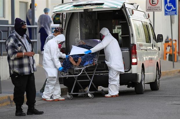 Trabajadores de la salud ingresan hoy a un paciente con covid-19 al Hospital General de la fronteriza Ciudad Juárez, en el estado de Chihuahua, México.