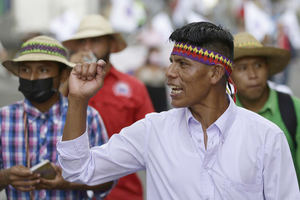 Un hombre participa en una jornada de protestas contra el Gobierno, hoy, en Ciudad de Panamá, Panamá.