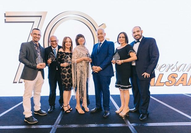 Fernando Santos junto a Rafael Roa, Alfredo Núñez, Ondina Alburquerque, Aurelina Vargas, Juana Rodríguez junto a los reconocidos por más de 25 años de servicio en la empresa.