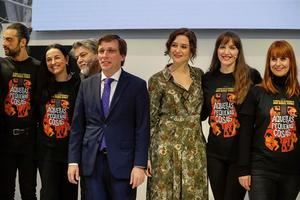 La presidenta de la Comunidad de Madrid, Isabel Díaz Ayuso (i), y el alcalde de Madrid José Luis Martínez Almeida, participan en la celebración del Día de Madrid en la Feria internacional de turismo FITUR.