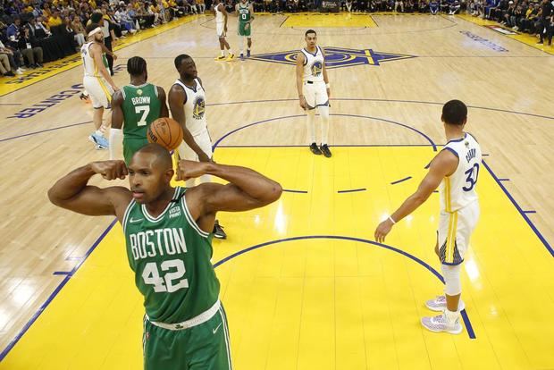 Celtics remontan ante Warriors en 1er partido de Finales.