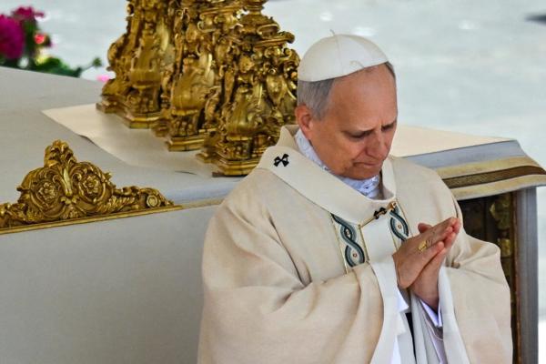El papa León XIV encabeza la Santa Misa para el comienzo del Pontificado, en la Plaza de San Pedro, en la Ciudad del Vaticano, el 18 de mayo de 2025. 