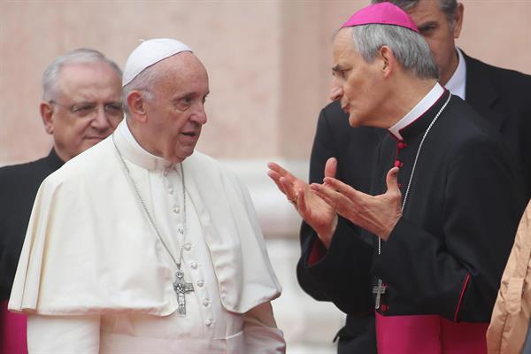 Imagen de archivo del papa Francisco y el cardenal Matteo Zuppi. 