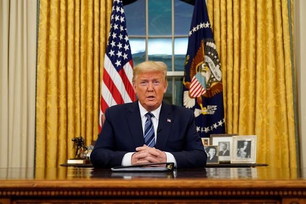 El presidente de los Estados Unidos, Donald J. Trump, se dirige a la nación desde la Oficina Oval, sobre la creciente crisis del coronavirus, en Washington DC.