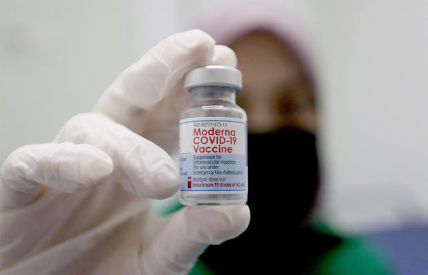 Japón suspendió el uso este jueves de 1.630.000 de dosis de la vacuna Moderna contra la Covid-19 fabricadas en España tras hallar sustancias anómalas en uno de los lotes recibidos, según anunció el Ministerio de Sanidad y Bienestar nipón.