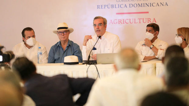 Acompañaron al mandatario en la actividad el  expresidente Hipólito Mejía, el ministro administrativo de la Presidencia, José Ignacio Paliza, y el de Agricultura, Limber Cruz;  la ministra de Estado sin cartera,.