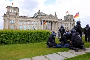 Protestas de grupos contrarios a las restricciones salpican la reapertura alemana