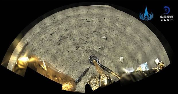 Una foto distribuida por la Administración Espacial Nacional de China (CNSA) muestra una imagen tomada por la cámara panorámica a bordo de la combinación de módulo de aterrizaje y ascenso de la nave espacial Chang'e-5 después de aterrizar en la luna el 02 de diciembre de 2020.