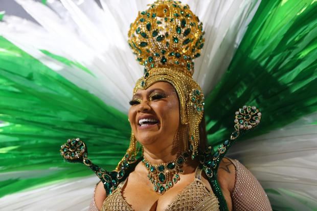 Una integrante de la escuela de samba Imperio Serrano desfila en el sambódromo durante el Carnaval en la ciudad de Río de Janeiro, Brasil.