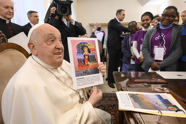 El Papa Francisco durante la audiencia a los miembros de la Red 'Talitha Kum', con ocasión de la Jornada Mundial de Oración contra la Trata de Seres Humanos, este viernes en el Vaticano. 