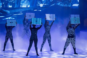 Bailarines realizan una presentación durante la ceremonia inaugural de la 27ª edición de la Feria Internacional del Libro de Santo Domingo (FILSD) este jueves, en Santo Domingo (República Dominicana).