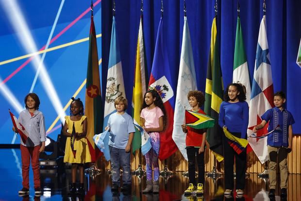 Niños de distintos orígenes nacionales son vistos hoy durante el evento inaugural de la IX Cumbre de las Américas, en Los Ángeles, California, EE.UU.