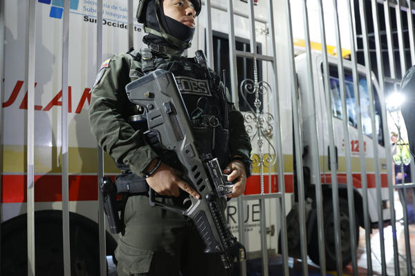 Un policía fue captado este sábado, 7 de junio, al custodiar la ambulancia en la que fue trasladado el senador colombiano Miguel Uribe Turbay, luego de que fuera víctima de un atentado con arma de fuego, en Bogotá (Colombia). 