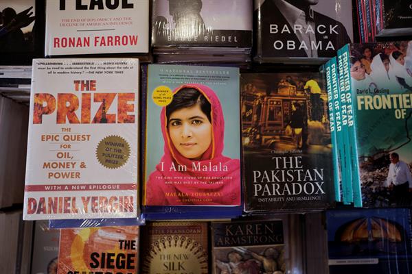 Un ejemplar del libro de Malala Yousafzai en una librería de Islamabad. 
