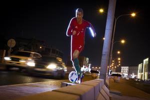 Una posición enorme-arriba muestra describir Diego Armando de Argentina Maradona en una calle en Al Wakra, Doha, Qatar, 19 noviembre 2022.