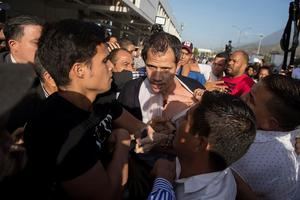 Guaidó recibe golpes y empujones de muchedumbre chavista al llegar a Caracas