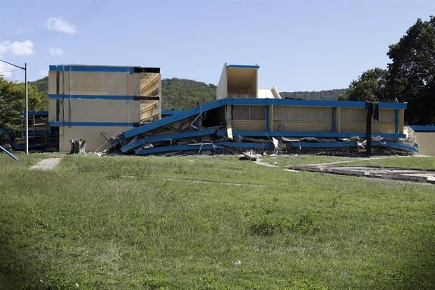 Vista de este jueves de una escuela pública derrumbada por el terremoto en el municipio de Guanica, Puerto Rico.