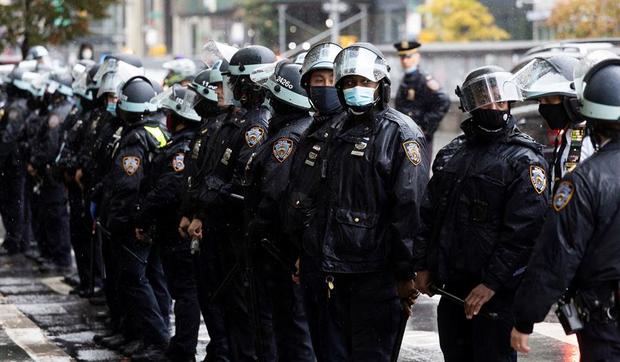 La Policía neoyorquina se había preparado para posibles disturbios ante la convocatoria de manifestaciones frente a la céntrica Torre Trump de Manhattan con un saldo de ocho arrestos.