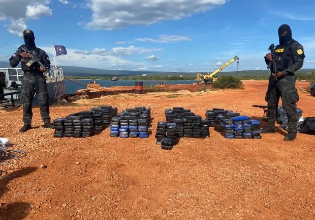 Apresan a tres hombres con 414 paquetes de presunta cocaína en una lancha.