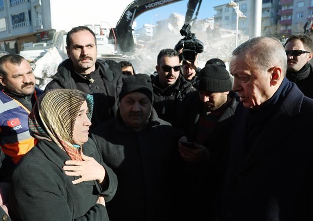 El presidente Recep Tayyip Erdogan (dcha) visita la zona de edificios colapsados en Hatay, Turquía.