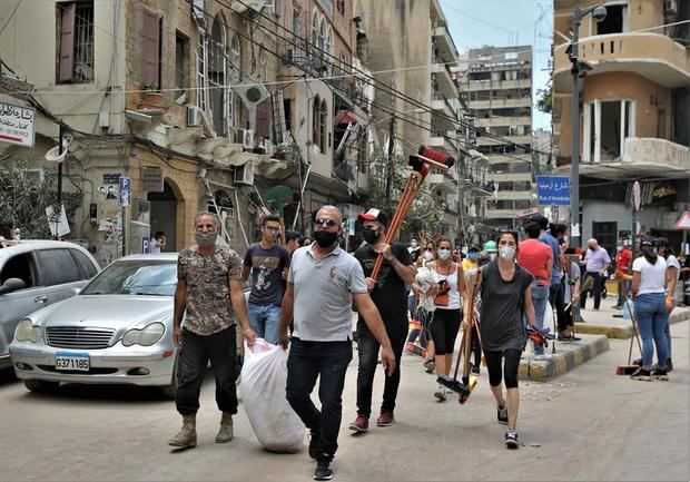 Los libaneses recuperan Beirut con sus palas y escobas. 