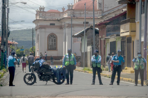 Agentes antidisturbios de la Policía Nacional vigilan la entrada de la iglesia de San Jerónimo, en Masaya (Nicaragua). Foto de archivo.
