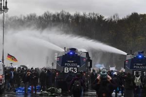 La policía alemana carga contra una protesta violenta por las restricciones