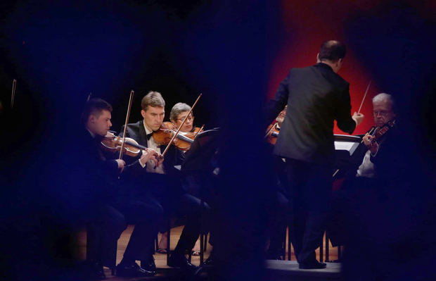 La Orquesta de Cámara de Praga, bajo la dirección del checoslovaco Zbynêk Müller, interpreta el concierto inaugural del Festival Internacional de Música de Cartagena, hoy, en Cartagena de Indias, Colombia.