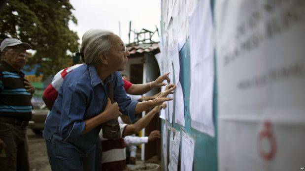 Población venezolana ve los resultados de las elecciones del pasado domingo. 