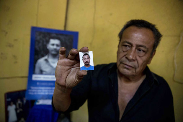 Miguel Ángel Parajón Aburto muestra una foto de su hijo Yader durante una entrevista con Efe hoy, en Managua, Nicaragua.