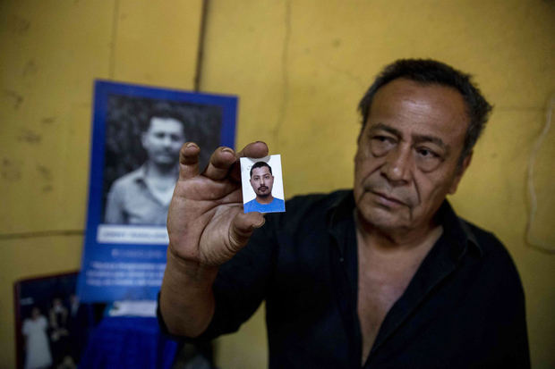 Miguel Ángel Parajón Aburto muestra una foto de su hijo Yader durante una entrevista con Efe hoy, en Managua, Nicaragua.