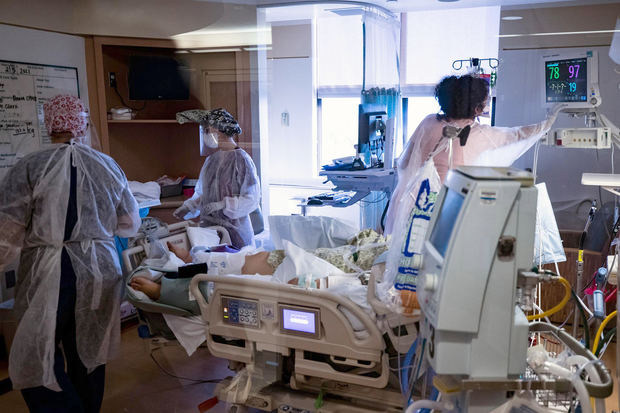 Empleados de la salud cuidan un paciente contagiado de coronavirus en el Sharp Chula Vista Medical Center en Chula Vista, Sur de San Diego, California, en una fotografía de archivo.