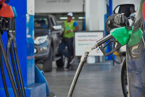 Fuertes bajas en precios de los combustibles