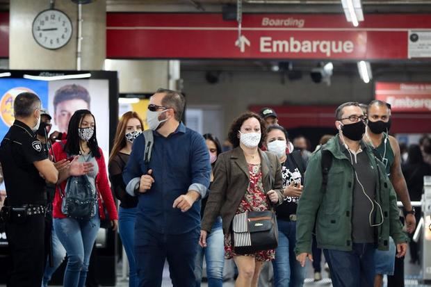 Decenas de personas fueron registradas este martes al caminar dentro de una estación de transporte público, en Sao Paulo (Brasil). 