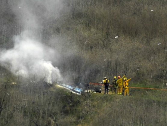 El piloto del helicóptero en el que perecieron Kobe Bryant y otros siete pasajeros reportó que estaba tomando altura en medio de la niebla.