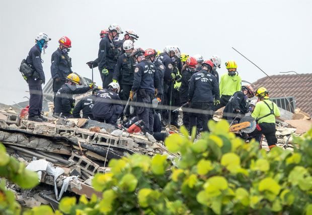 Rescatistas trabajan tras el derrumbe de un edificio residencial en Surfside, Florida, EE.UU.