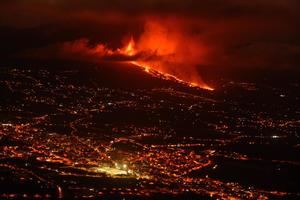 Más de 5.000 evacuados por erupción volcánica en la isla española de La Palma