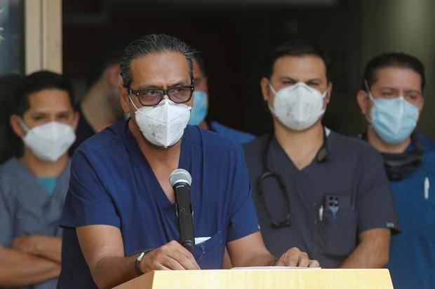El neurocirujano Francisco López González da hoy junto al equipo médico un informe sobre el estado de salud del cantante mexicano Vicente Fernández, en el Hospital Country 2000 de Guadalajara, estado de Jalisco, México.