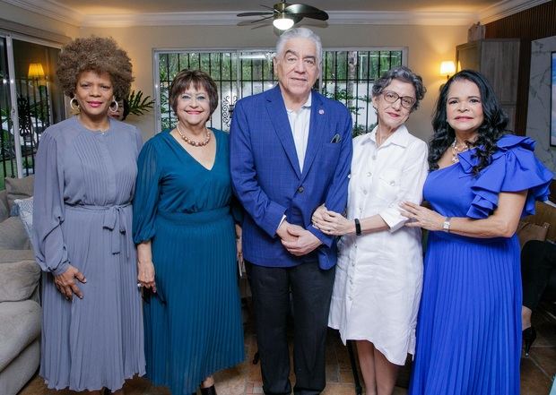 Marivel Contreras, Verónica Sención, José Miguel Soto Jiménez, Carmen Imbert Brugal y Angélica Fernández de Lluberes.