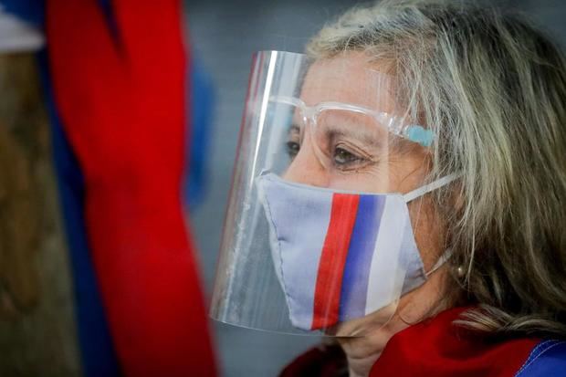 Una mujer lleva hoy un tapabocas del partido Frente Amplio durante la conmemoración de su 50 aniversario, en Montevideo, Uruguay.