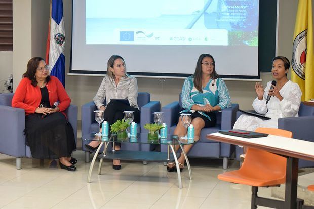 Hircania Medina, Ana Sottoca, Yeine Durán, Milka Hernández durante el conversatorio.