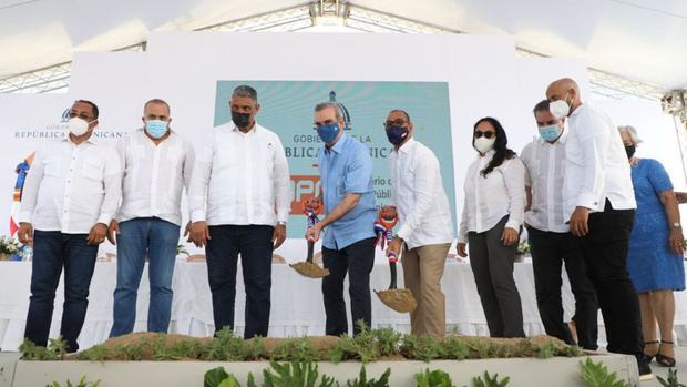 Presidente Abinader da inicio a la construcción del malecón y barrera de protección de Nagua.