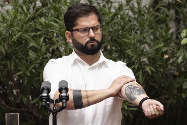 El presidente de Chile, Gabriel Boric, es visto durante una conferencia de prensa con los medios internacionales, hoy en el Palacio de La Moneda en Santiago, Chile.