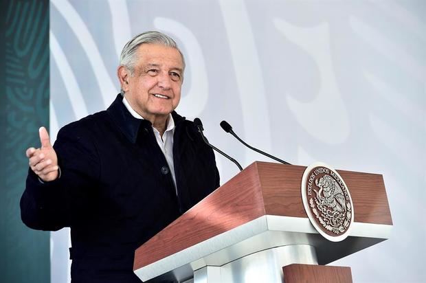 Fotografía cedida hoy, por la presidencia de México, del presidente mexicano, Andrés Manuel López Obrador, mientras participa en un acto protocolario, en el municipio de Soledad de Graciano Sánchez, en San Luis Potosí, México.