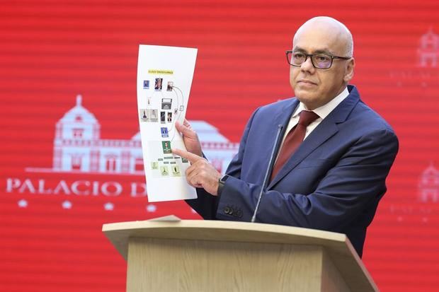 Fotografía cedida por el Palacio de Miraflores que muestra al ministro de comunicaciones de Venezuela, Jorge Rodríguez, leyendo un comunicado desde la sede de la presidencia el Palacio de Miraflores en Caracas, Venezuela.