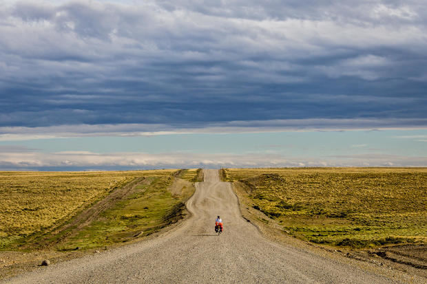 Fotografía cedida por Ruta Natural que muestraa una ciclista mientras recorre la Ruta Nacional 40 a su paso por la provincia de Santa Cruz, Argentina.