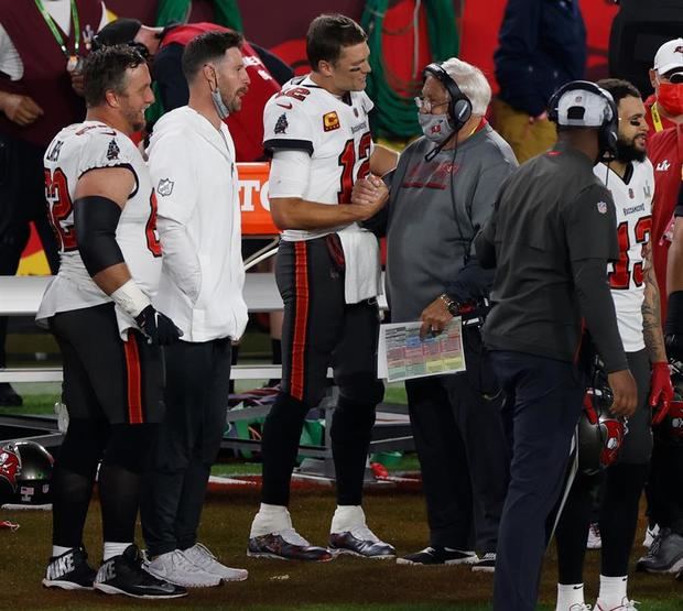 En la imagen, el mariscal de campo de los Tampa Bay Buccaneers, Tom Brady (c, i) quien celebra con un entrenador, el 7 de febrero de 2021.