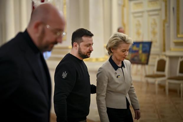 El presidente del Consejo Europeo, Charles Michel, al presidente de Ucrania, Volodimir Zelenski, y la presidenta de la Comisión Europea, Ursula von der Leyen, salen de una reunión durante la Cumbre UE-Ucrania en Kiev.