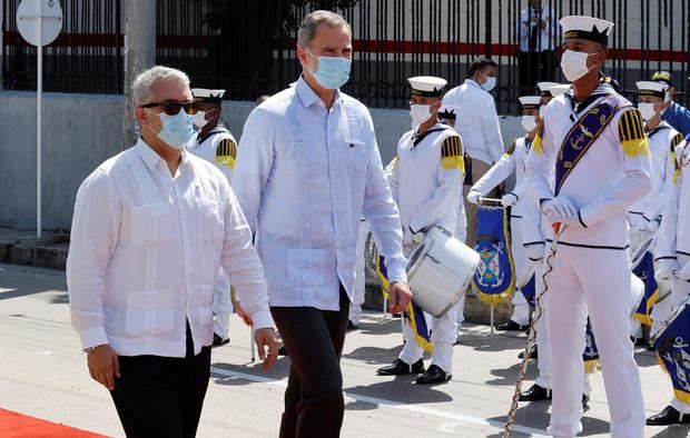 El presidente de Colombia, Iván Duque (i), camina junto al rey Felipe VI de España (c), durante un acto de bienvenida en su honor, hoy, en Barranquilla, Colombia.