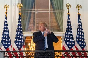 Trump regresa a la Casa Blanca pese a no estar fuera de peligro por COVID-19